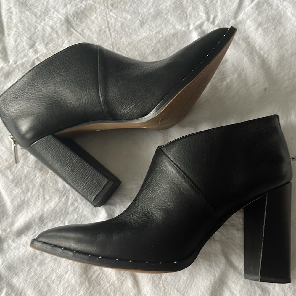 VINCE CAMUTO - Ankle Heel - VC LORANDA - Black - Size 7